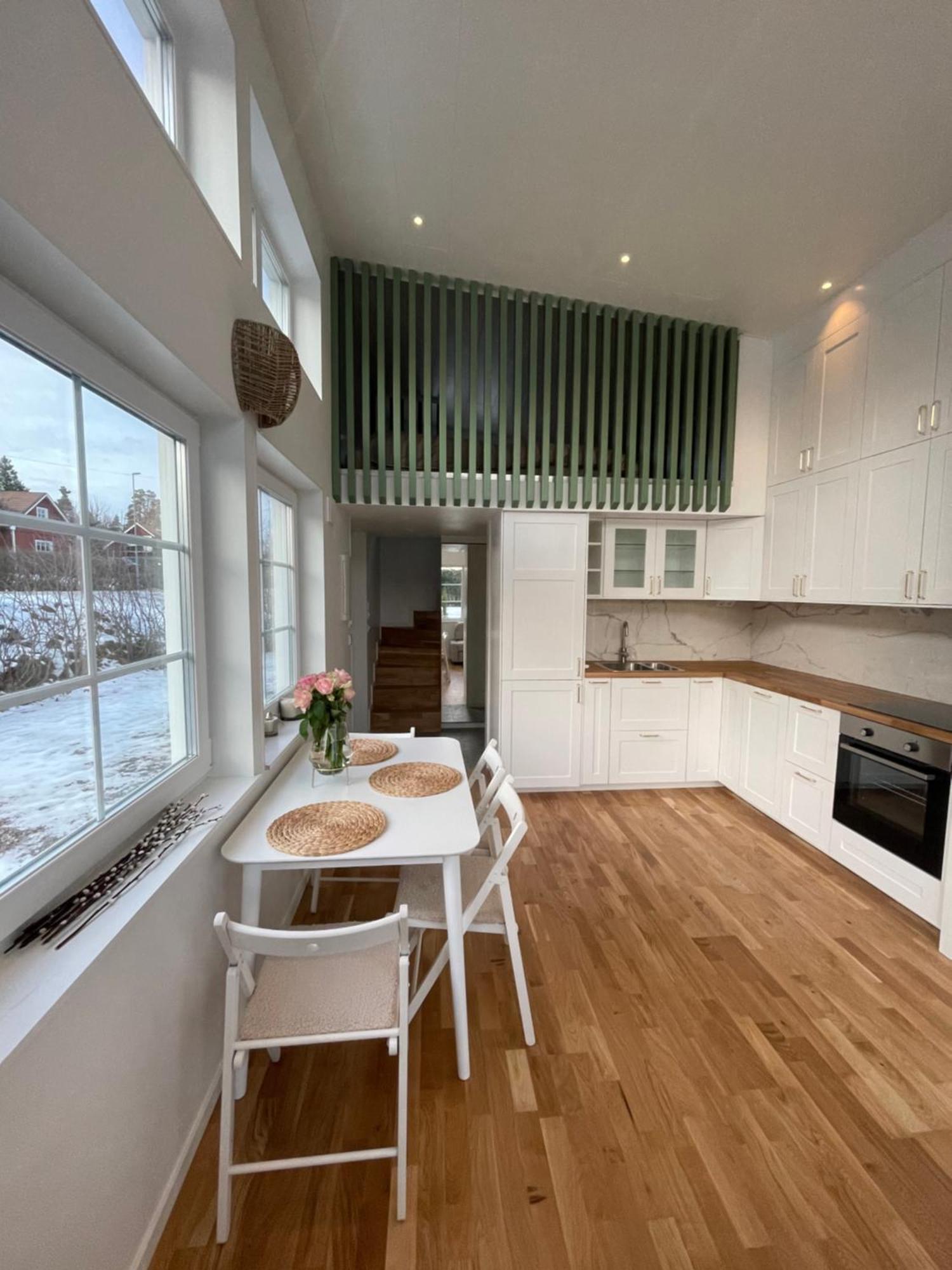 Ett Nytt Fraesch Hus Utanfoer Stockholm Naera Arlanda Villa Rosersberg Luaran gambar