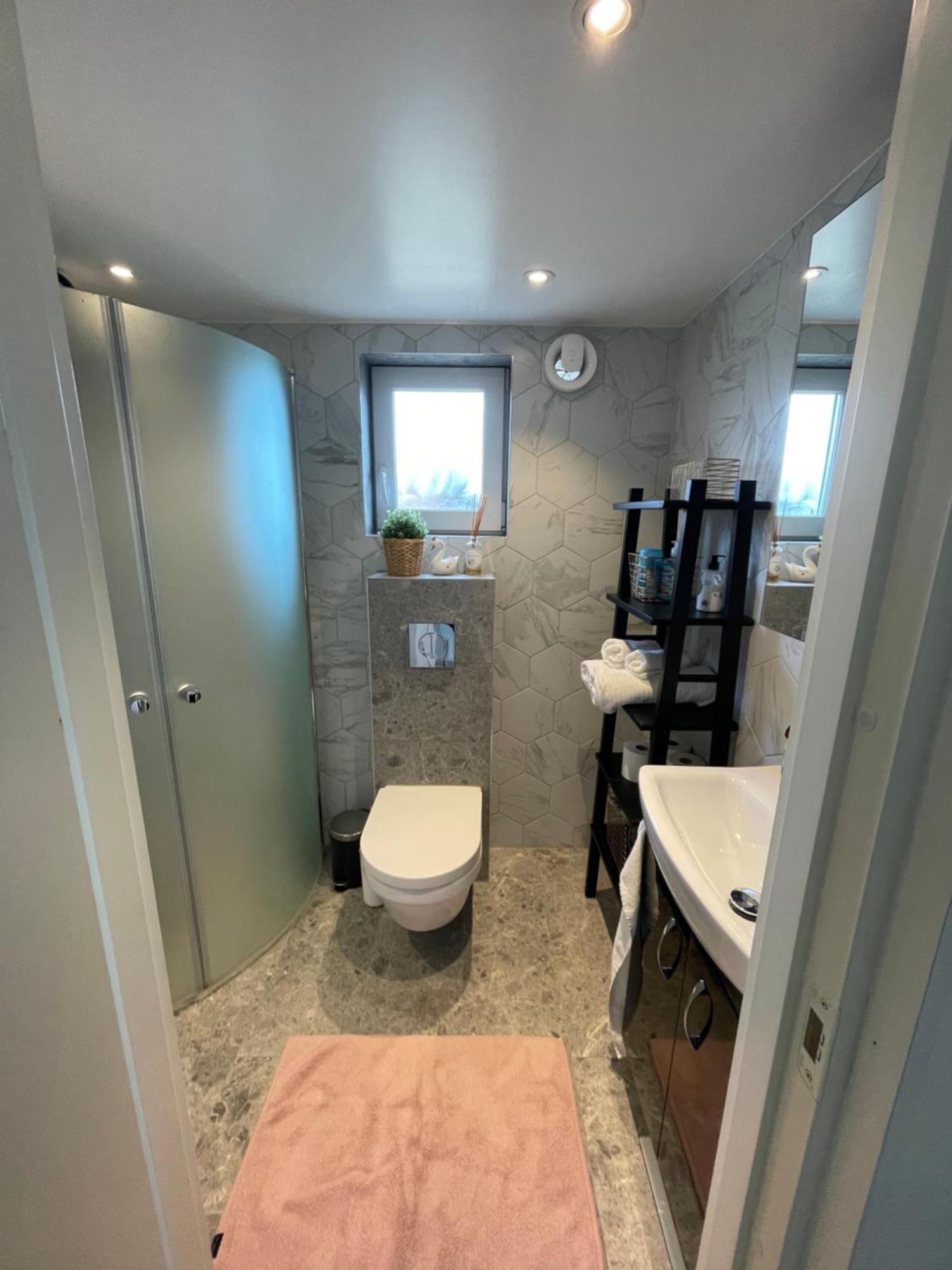 Ett Nytt Fraesch Hus Utanfoer Stockholm Naera Arlanda Villa Rosersberg Luaran gambar